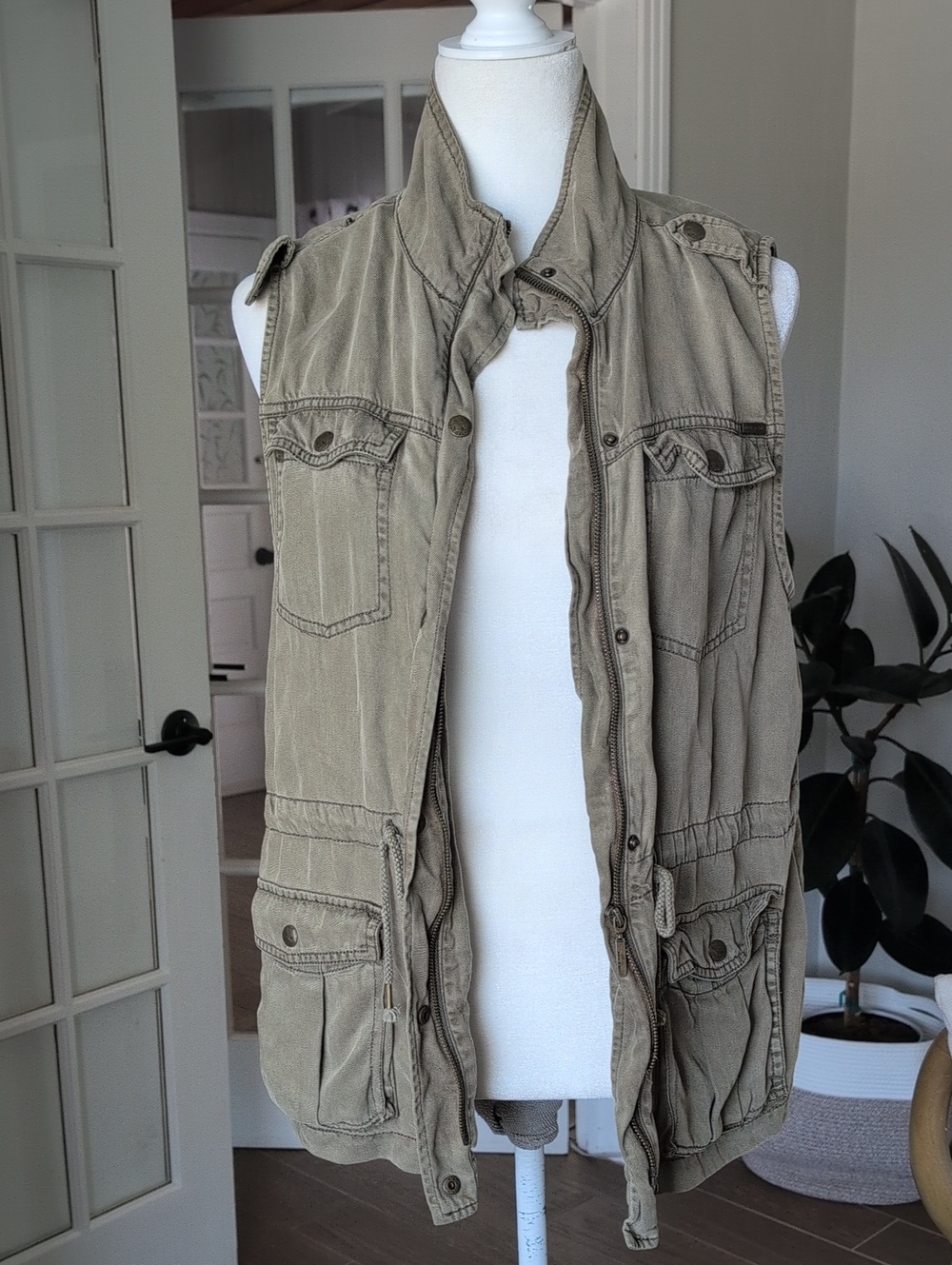 Max Jeans Utility Cargo Vest in Olive Medium